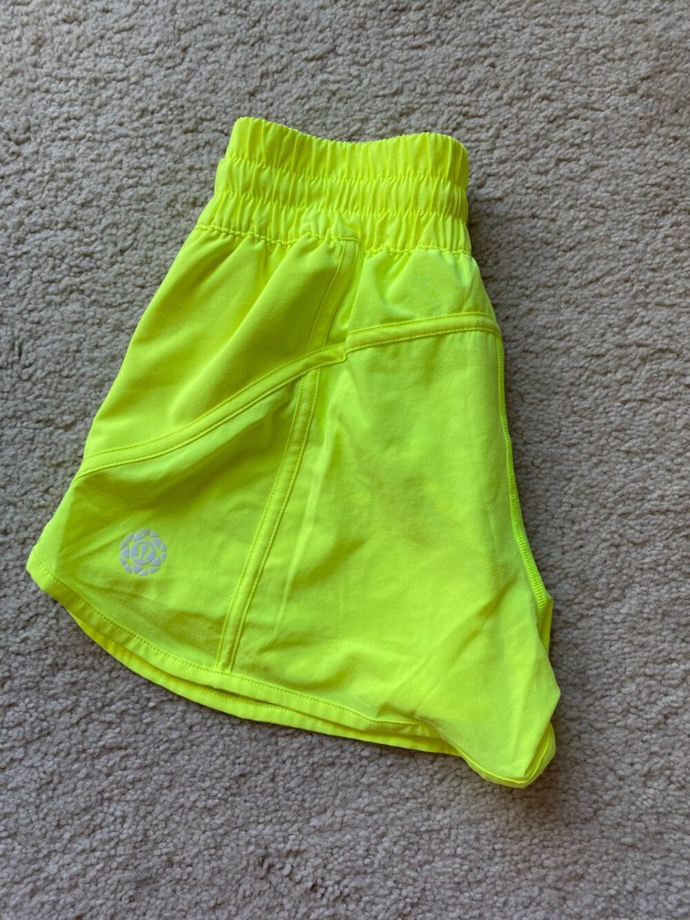 Lululemon Women's Tracker Short 4", Seawheeze Ray Yellow, size 4 NWT